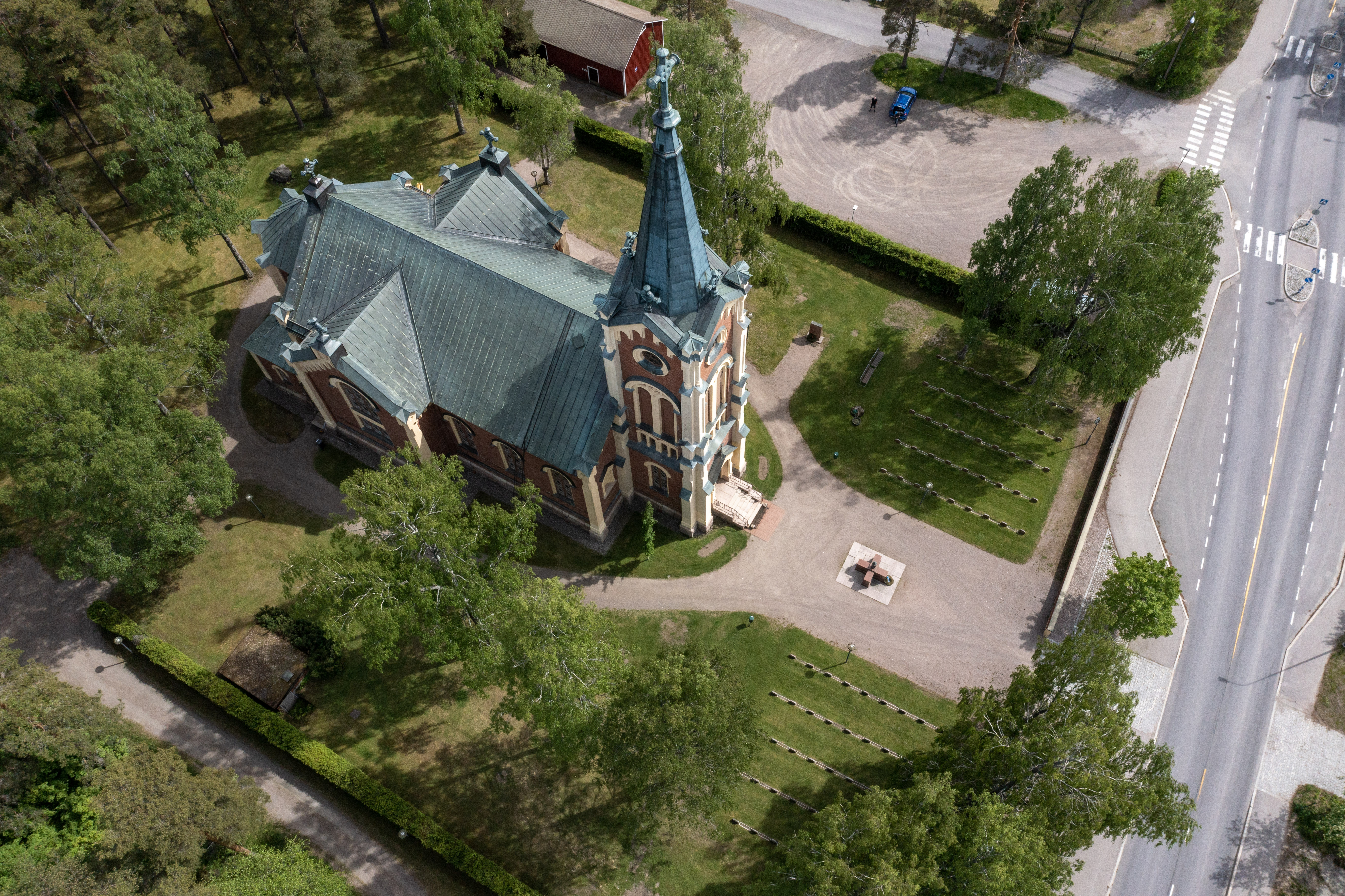 Ulkokuva Kärkölän kirkko kesällä