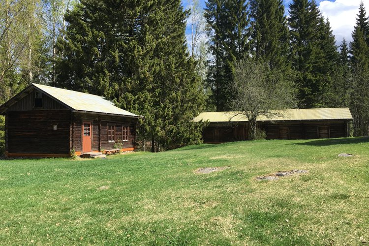 Kuhmoisten Velisjärven leirikeskuksen aittoja.