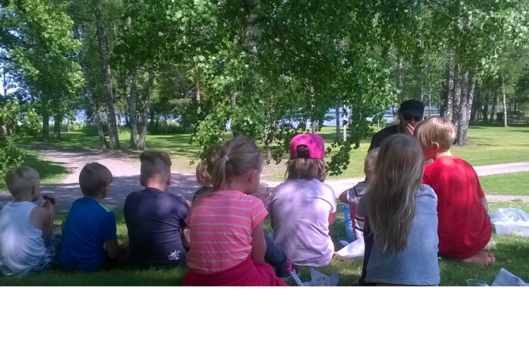 Kouluikäiset picnickillä