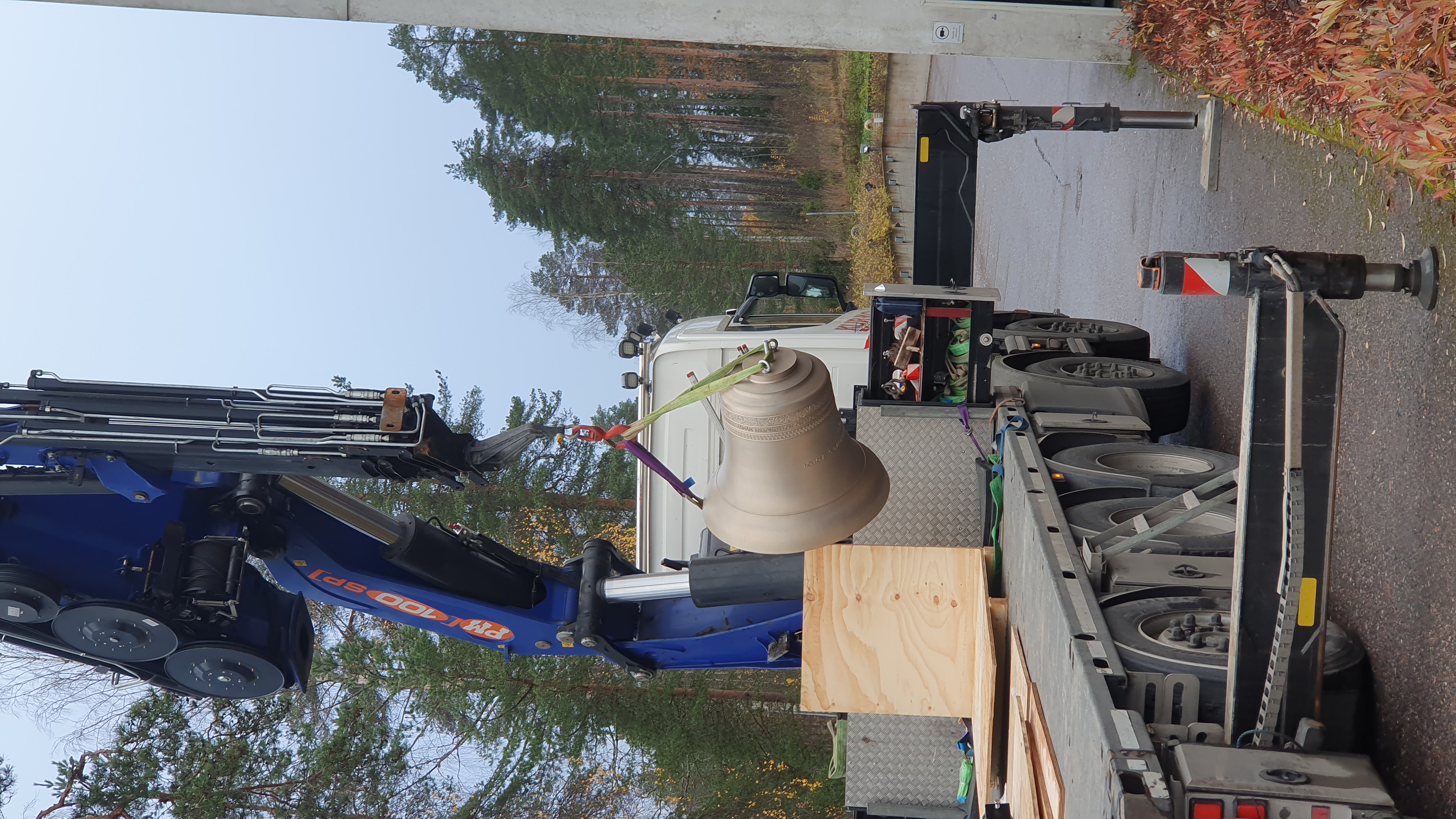 Kirkonkello nosturin koukussa