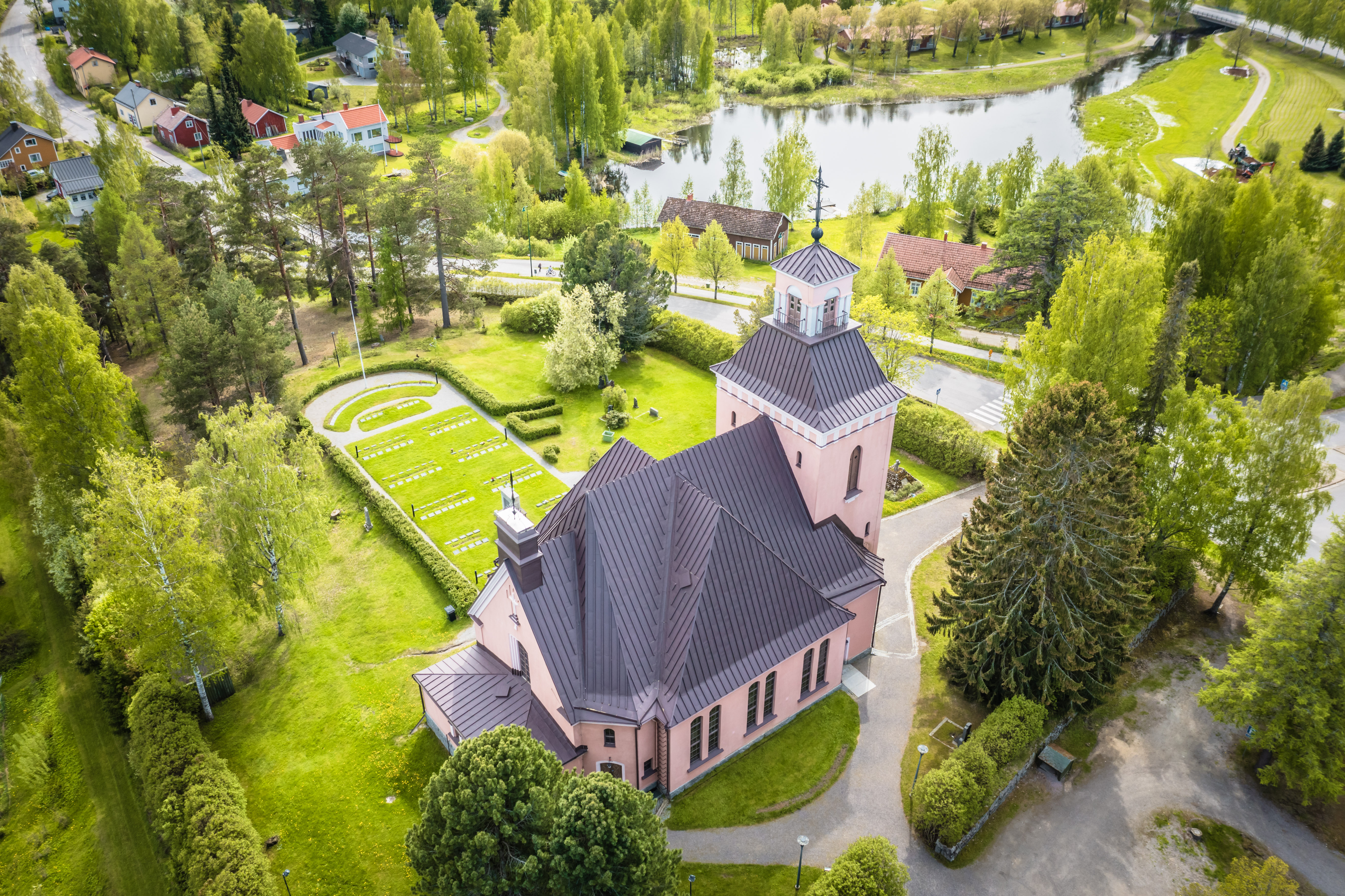 Padasjoen kirkko ylhäältä kuvattuna