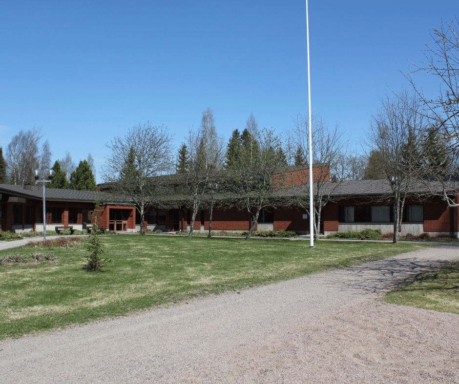 Järvelän srk-keskus ulkoa keväällä