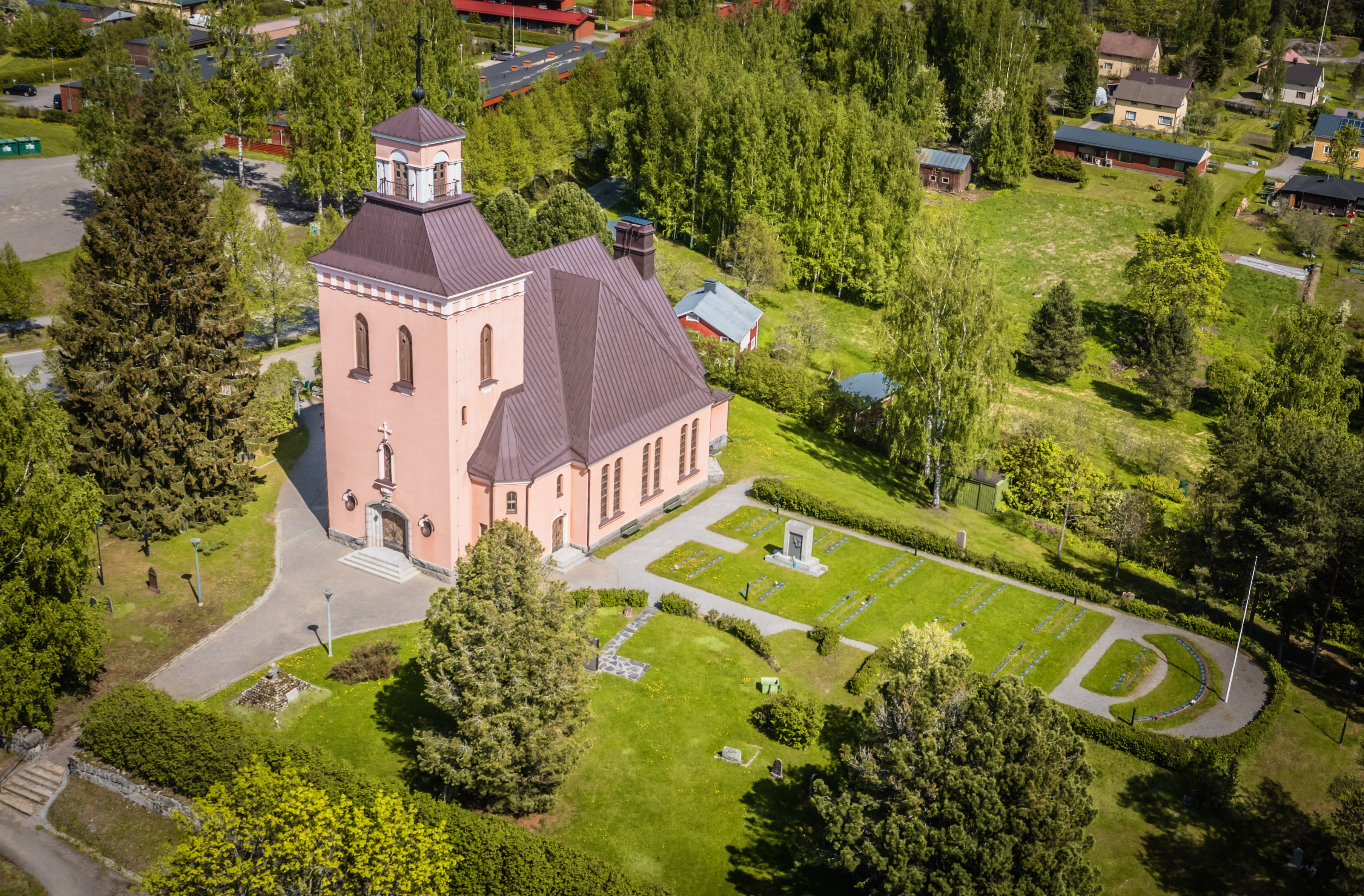 Padasjoen kirkko ylhäältä kuvattuna