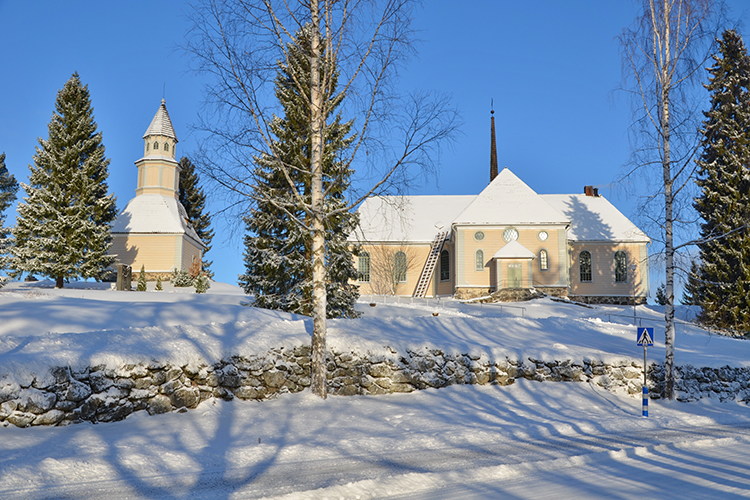 Talvinen ulkokuva Kuhmoisten kirkko