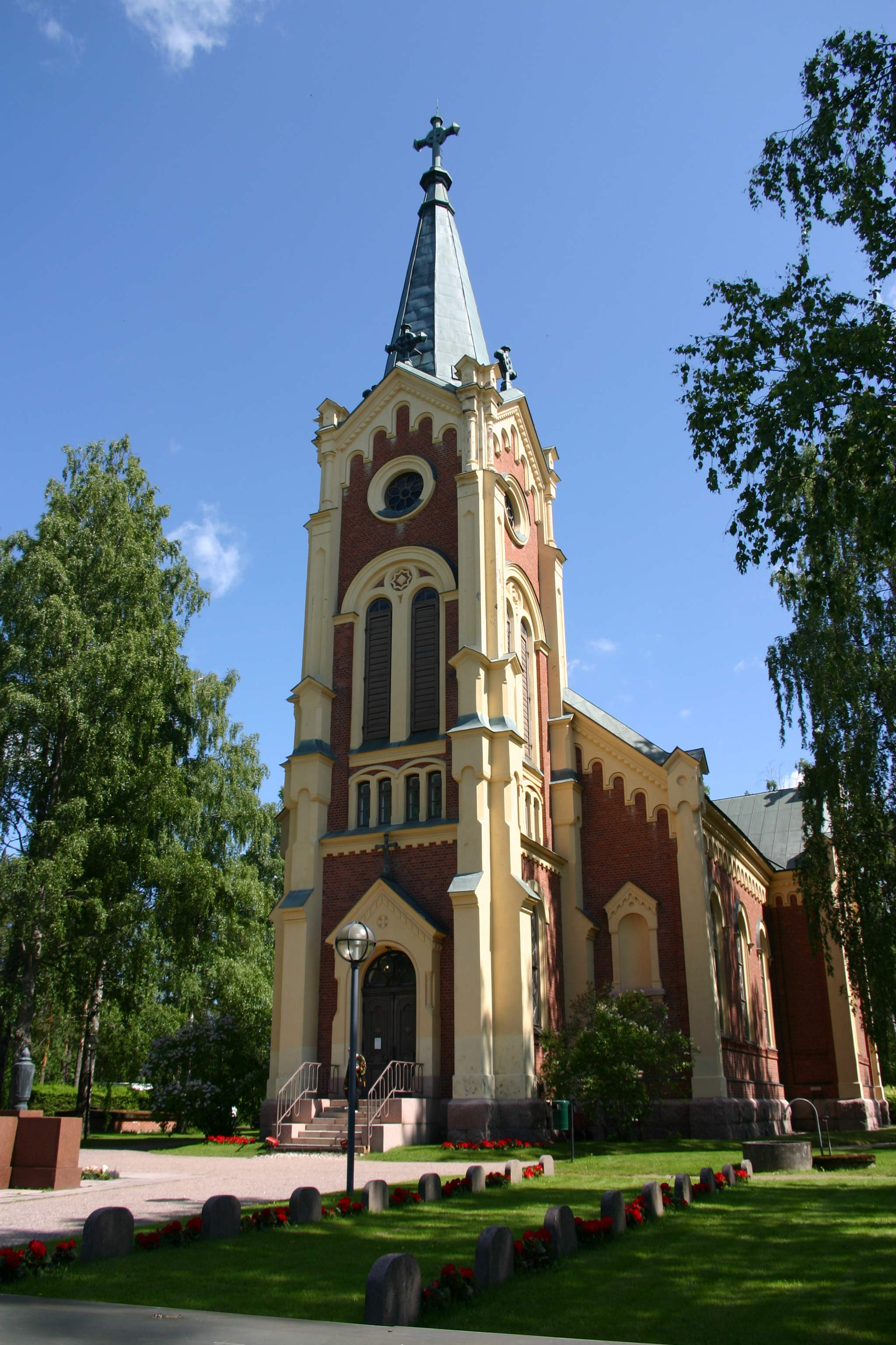 Kärkölän kirkko kesällä