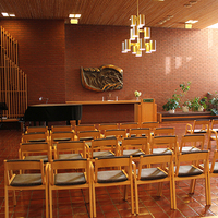 Punatiilinen seurakuntasali 
