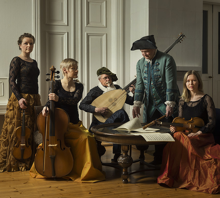 Kuvassa barokkiajan vaatteisiin pukeutuneet soittajat instrumentteineen