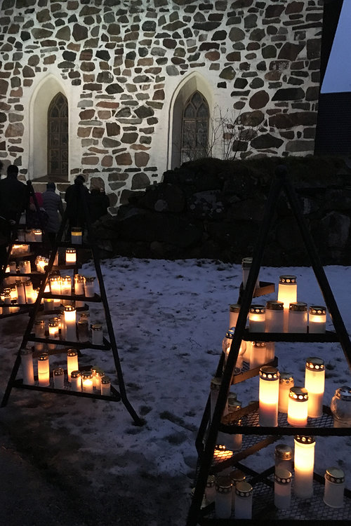 Kynttilöitä hautausmaalla