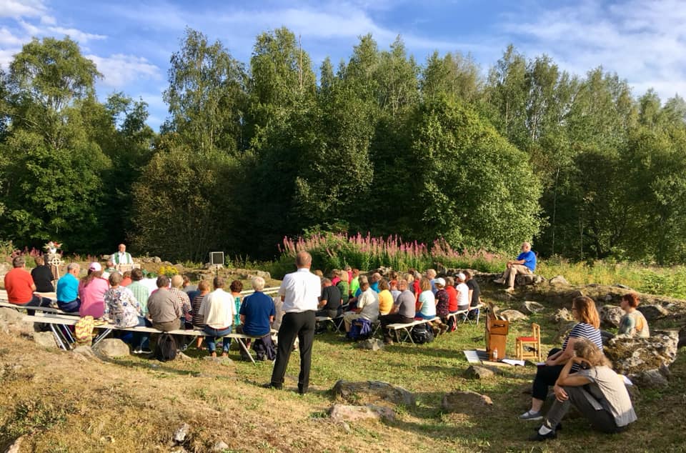 Laurin vaellus Kuva jumalanpalveluksesta Laurin kirkon raunioilta