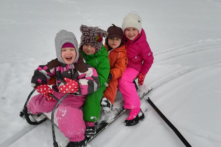 Talvella 2018 sää suosi neljää lasta napakelkalla.