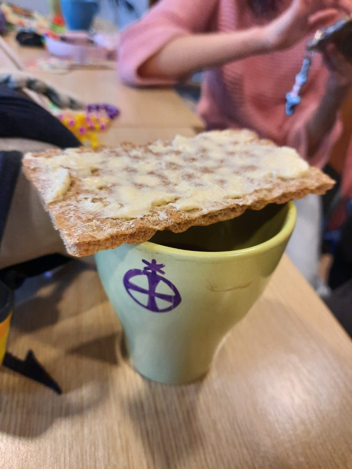 Kaakaokuppi ja näkkileipä